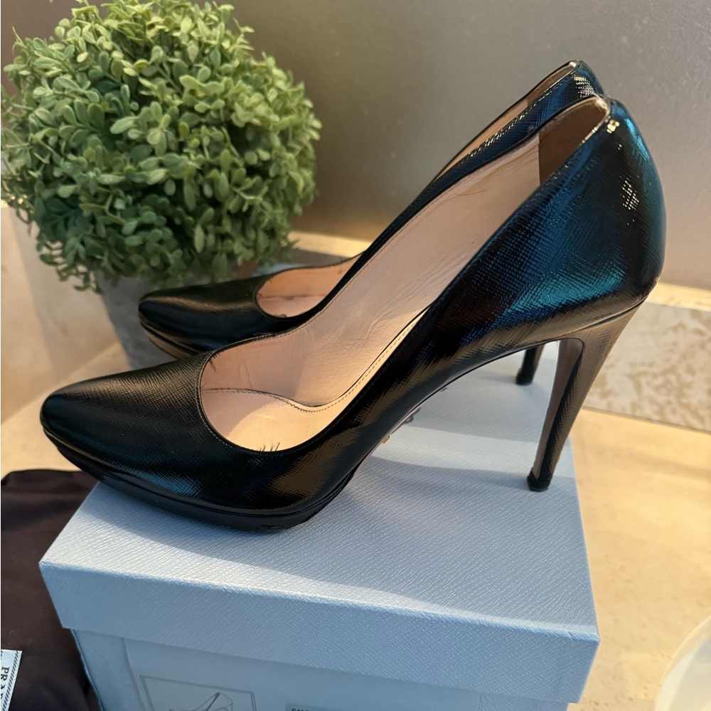 Prada saffiano leather pumps